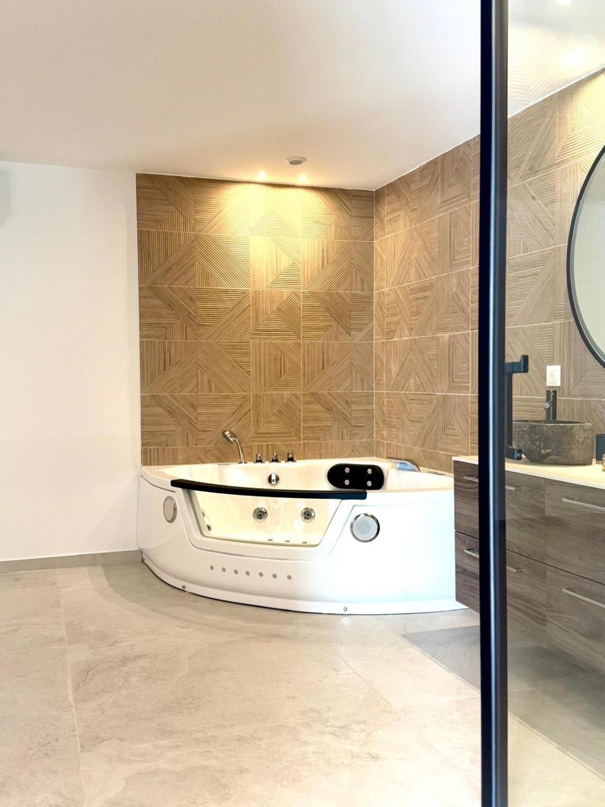 Jacuzzi In Cannes